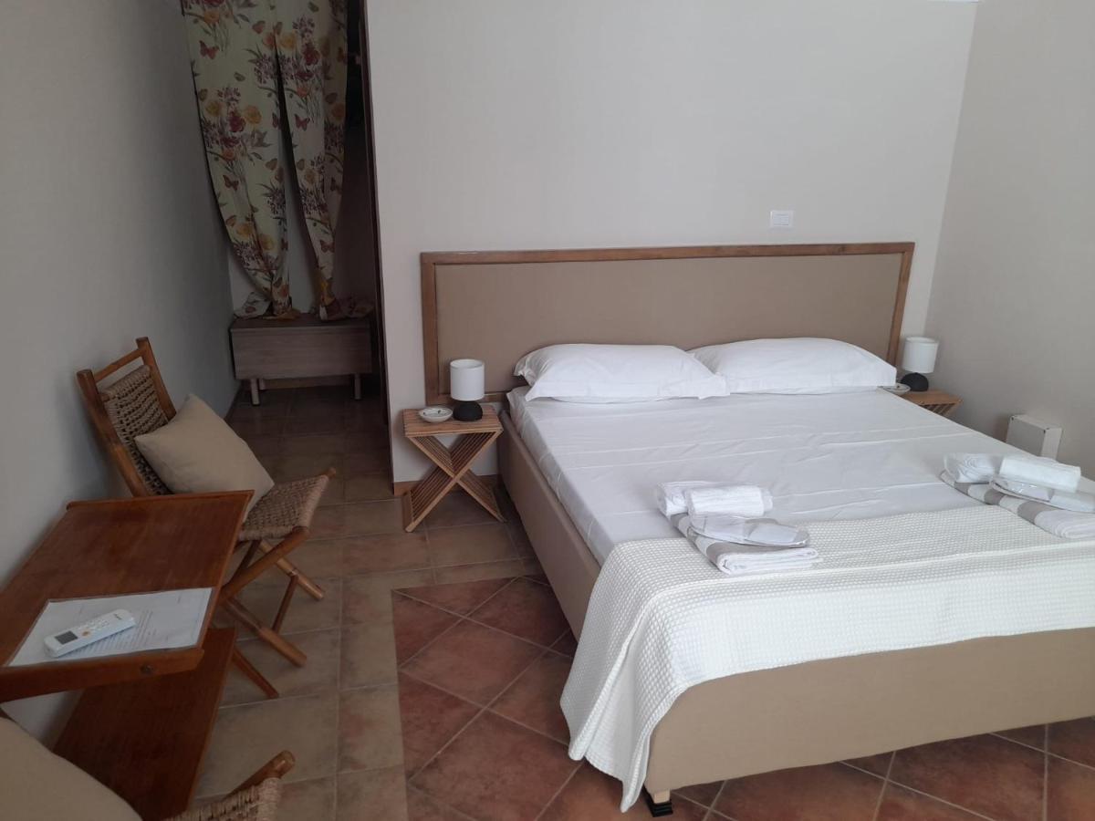 Cottage La Roccia Merine Екстер'єр фото